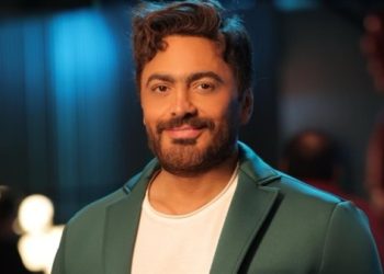 النجم تامر حسني يتعرض لكسر في ساقه ويغادر المستشفى بعد تلقي العلاج