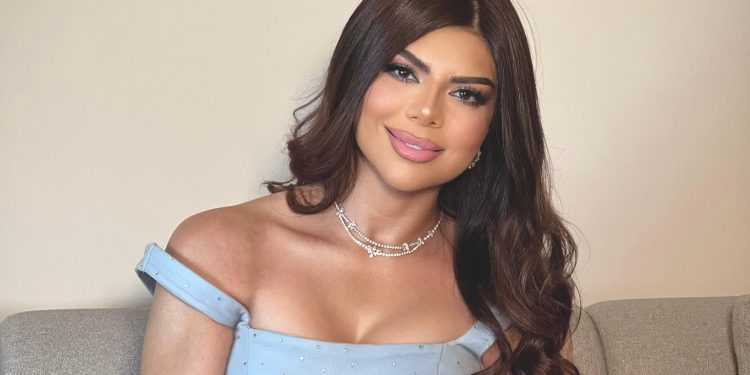 أميرة فتحي تتألق بفستان “بيبي بلو” ساحر في أحدث إطلالاتها الصيفية