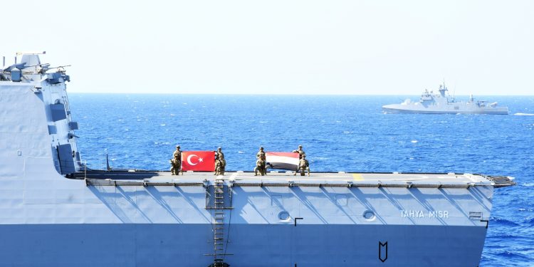 القوات البحرية المصرية والتركية تختتمان مناورات “بحر الصداقة – 2025” لتعزيز التعاون