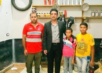 نائب محافظ سوهاج يستجيب لمناشدة الطفل “عبدالله” ويسدد إيجار محل والده لعام كامل