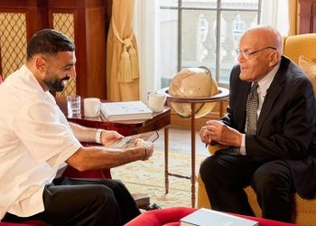 محمد صلاح يفاجئ متابعيه بصورة تجمعه بالأسطورة مجدي يعقوب