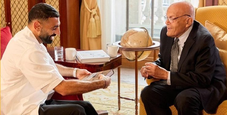 محمد صلاح يفاجئ متابعيه بصورة تجمعه بالأسطورة مجدي يعقوب