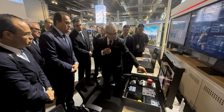 وزير الصحة يبحث مع مسئولي هواوي التعاون في التكنولوجيا الطبية