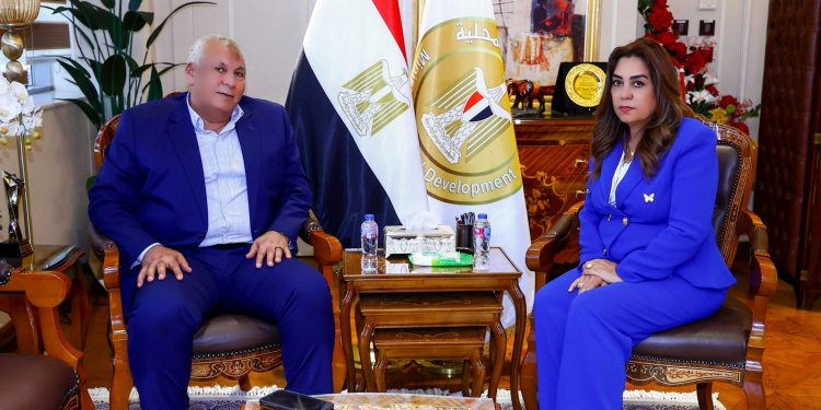 وزيرة التنمية المحلية تبحث مع محافظ الوادي الجديد مستجدات المشروعات التنموية والخدمية الجارية بالمحافظة