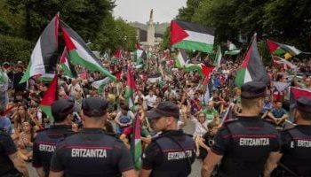 مظاهرة مؤيدة لفلسطين في إسبانيا تؤدي إلى تغيير مسار سباق دراجات