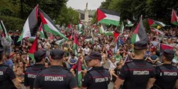 مظاهرة مؤيدة لفلسطين في إسبانيا تؤدي إلى تغيير مسار سباق دراجات