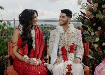 بعد أيام من زفافها.. إيميلي شاه زوجة مينا مسعود تفاجئ جمهورها بظهورها على كرسي متحرك