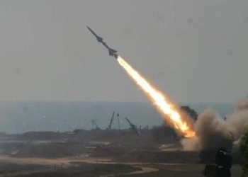 الحوثييون يقصفون أهدافًا في تل أبيب بصاروخ “فلسطين 2” الباليستي