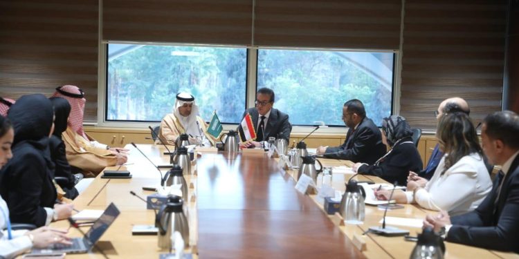 وزير الصحة يبحث مع نظيره السعودي تعزيز التعاون الصحي المشترك وتوطين الصناعات الدوائية