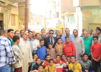 عقب أدائه صلاة الجمعة.. نائب محافظ سوهاج يستجيب لدعوة الأهالي بتفقد الشوارع ومتابعة الخدمات