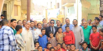 عقب أدائه صلاة الجمعة.. نائب محافظ سوهاج يستجيب لدعوة الأهالي بتفقد الشوارع ومتابعة الخدمات