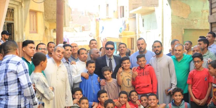 عقب أدائه صلاة الجمعة.. نائب محافظ سوهاج يستجيب لدعوة الأهالي بتفقد الشوارع ومتابعة الخدمات