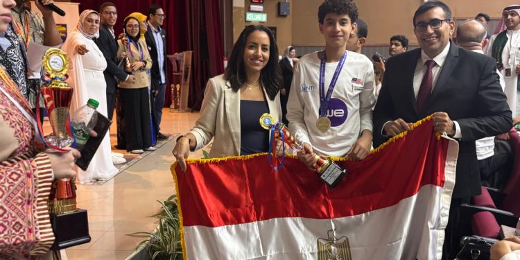 الطالب المصري أحمد كرم العقاد ابن الأهلي يجمع بين التفوق العلمي والرياضي: الأول عالميًا في “قائد السوفتوير”