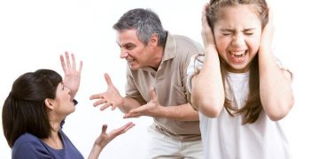 هل خلافات الأسرة السبب؟.. سر العنف المنتشر بين الأطفال والمراهقين حاليًا