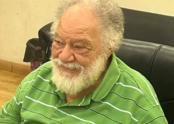 يحيى الفخراني لـ”شريف عامر”: اتخانقت مع أسامة أنور عكاشة بسبب جمال عبد الناصر.. الحرية بالنسبة لي مقدسة