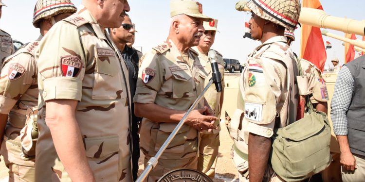 القائد العام للقوات المسلحة وزير الدفاع والإنتاج الحربى يشهد إجراءات تفتيش الحرب لأحد تشكيلات المنطقة المركزية العسكرية