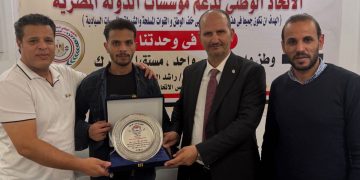 مؤسسة المصريين تكرّم الفنان صلاح الورفلي