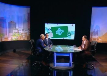 “أنا أقبل أيديهم وأقدر رؤوسهم”.. كبير الأثريين يمسك بيد مدير ترميم المتحف الكبير على الهواء فخرًا بجهود المرممين