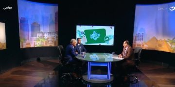 “أنا أقبل أيديهم وأقدر رؤوسهم”.. كبير الأثريين يمسك بيد مدير ترميم المتحف الكبير على الهواء فخرًا بجهود المرممين