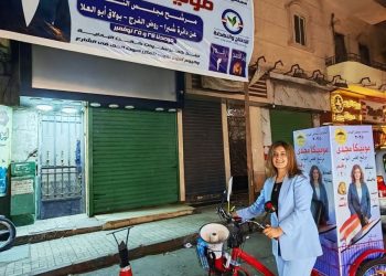 مونيكا مجدي تجوب شوارع شبرا بالدراجة وتؤكد: “إرادة الناس أقوى من المال والانتخابات تُحسَم في الشارع”