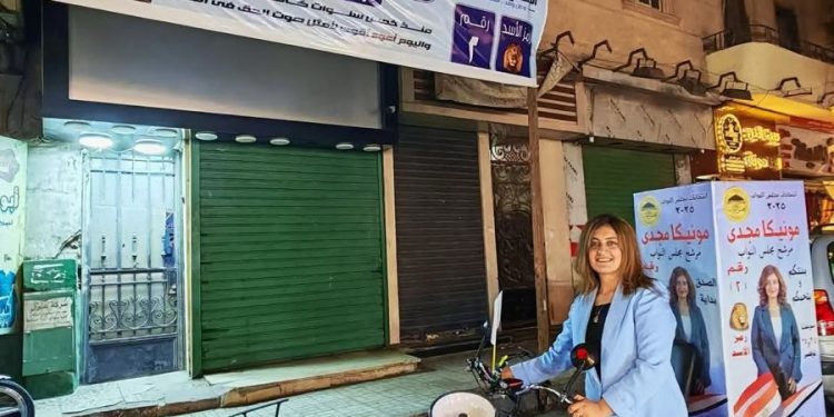مونيكا مجدي تجوب شوارع شبرا بالدراجة وتؤكد: “إرادة الناس أقوى من المال والانتخابات تُحسَم في الشارع”