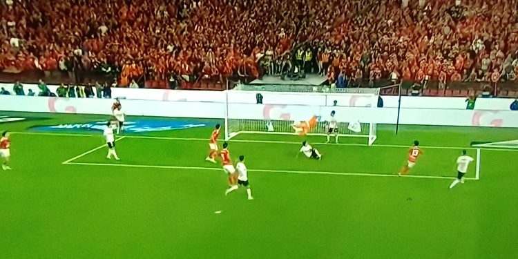 مروان عطية يضع الهدف الثاني لـ الأهلي في شباك الزمالك في نهائي السوبر المصري