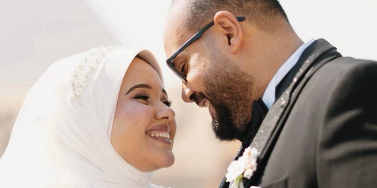 مبروك للعروسين.. موقع “الصورة الحقيقة” يهنئ حسين سيف وفريدة حافظ بالزواج السعيد