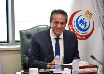 وزير الصحة يبحث مع ممثلي شركة «ميريت» توطين صناعة المستلزمات الطبية في مصر