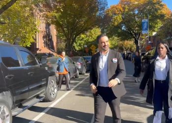 زهران ممداني ينتزع عمودية نيويورك: انتصار تاريخي لأول مسلم وأصغر مهاجر في “عاصمة العالم”