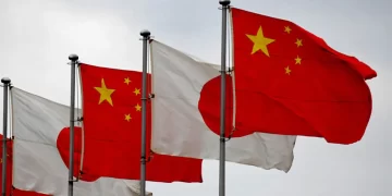 أزمة دبلوماسية متفجرة: الصين تحظر السفر إلى اليابان بعد اشتباك علني حول سيناريو “غزو تايوان”