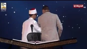 “مولانا أتحفنا”: لفتة أبّوية مؤثرة.. الداعية مصطفى حسني يغادر مقعد التحكيم ليُرافق متسابق “دولة التلاوة” بنفسه! 