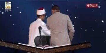 “مولانا أتحفنا”: لفتة أبّوية مؤثرة.. الداعية مصطفى حسني يغادر مقعد التحكيم ليُرافق متسابق “دولة التلاوة” بنفسه! 