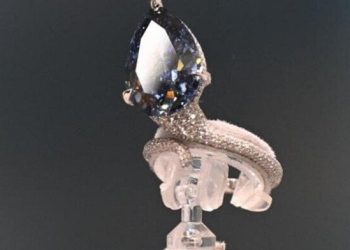 مجوهرات نادرة تهيمن على مزادات جنيف: ماسة “ميلون بلو” تُقدَّر بـ 30 مليون دولار