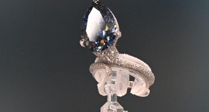 مجوهرات نادرة تهيمن على مزادات جنيف: ماسة “ميلون بلو” تُقدَّر بـ 30 مليون دولار