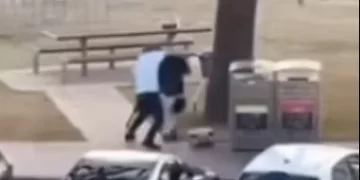 هجوم بوندي الإرهابي: 12 قتيلاً ومواطن شجاع ينتزع السلاح من المعتدي.. فيديو