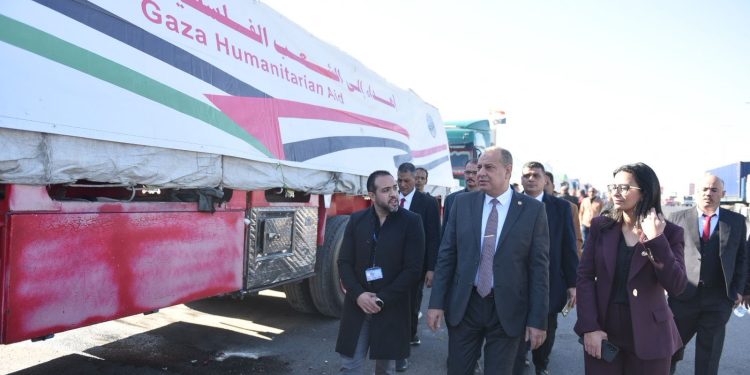 بـ 136 طنًا من مواد الإيواء.. “التموين” تُطلق القافلة الـ 15 لإغاثة غزة وتتعهد باستدامة الجسر الإنساني
