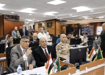 محافظ الجيزة يتابع انطلاق انتخابات النواب بـ “إمبابة والمنيرة الغربية” من داخل مركز السيطرة