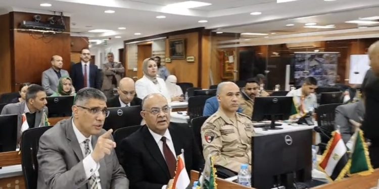محافظ الجيزة يتابع انطلاق انتخابات النواب بـ “إمبابة والمنيرة الغربية” من داخل مركز السيطرة
