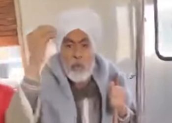 وضعت “رجل على رجل” أمامه.. مواجهة ساخنة بين مسن صعيدي وفتاة داخل المترو