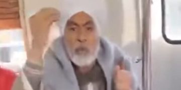 وضعت “رجل على رجل” أمامه.. مواجهة ساخنة بين مسن صعيدي وفتاة داخل المترو