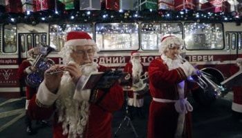 “قبلات الأعياد” في مهب الريح.. الإنفلونزا تضرب أوروبا والمستشفيات تستغيث قبل الكريسماس