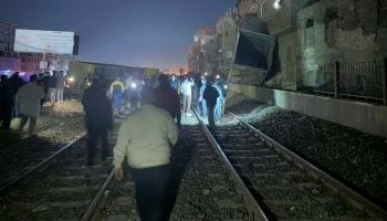 القصة الكاملة لحادث قطار طوخ: حاويات تسقط من قطار بضائع.. والتحرك السريع يتدخل