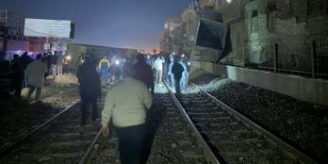 القصة الكاملة لحادث قطار طوخ: حاويات تسقط من قطار بضائع.. والتحرك السريع يتدخل