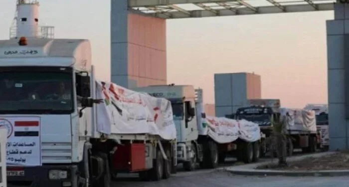 “زاد العزة” تخترق حصار غزة.. القافلة المصرية الـ 104 تبدأ عبورها وسط تعنت “الاحتلال”