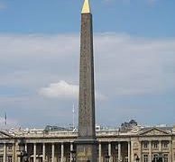 رحلة التحدي والهندسة: كيف انتقلت مسلات مصر الشامخة إلى ميادين أوروبا؟