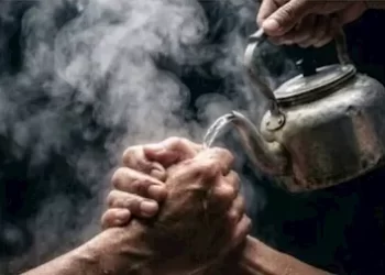 نشأت الديهي يحذّر من تريند الشاي المغلي: “سخافة رقمية وجريمة في حق وعي المجتمع”