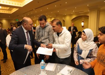 وزير العمل يشهد تسليم عقود عمل لذوي همم.. وقافلة طبية للكشف على العمال