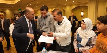 وزير العمل يشهد تسليم عقود عمل لذوي همم.. وقافلة طبية للكشف على العمال