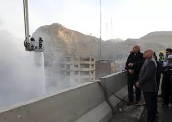كوردون أمني و10 سيارات إطفاء.. محافظ القاهرة يتابع ميدانياً جهود السيطرة على حريق “الزرايب بمنشأة ناصر”