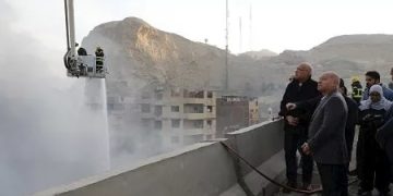 كوردون أمني و10 سيارات إطفاء.. محافظ القاهرة يتابع ميدانياً جهود السيطرة على حريق “الزرايب بمنشأة ناصر”